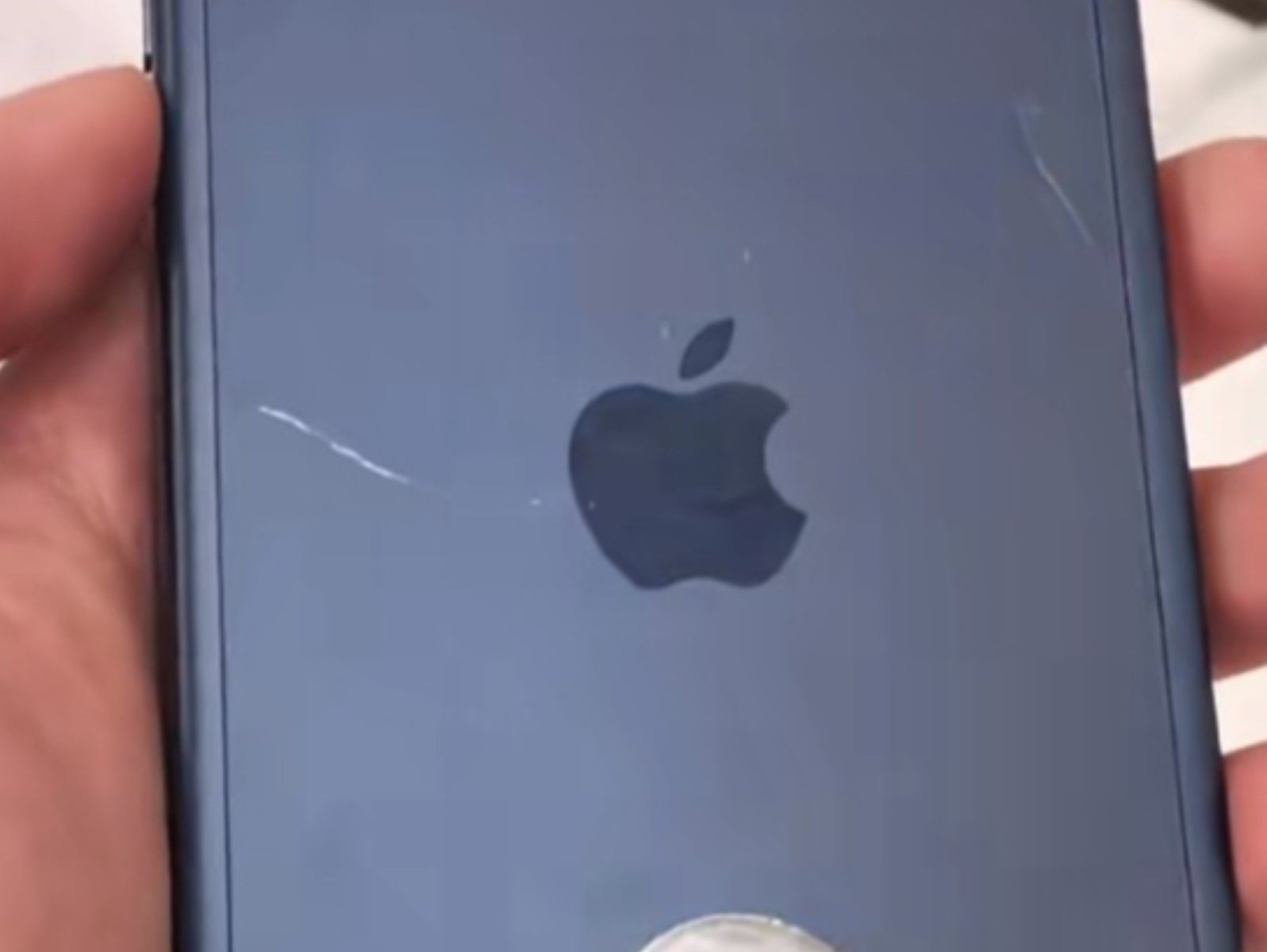 iPhone17 開賣災情不斷！藏藍色背板不耐刮，展示機 3 小時刮痕累累！