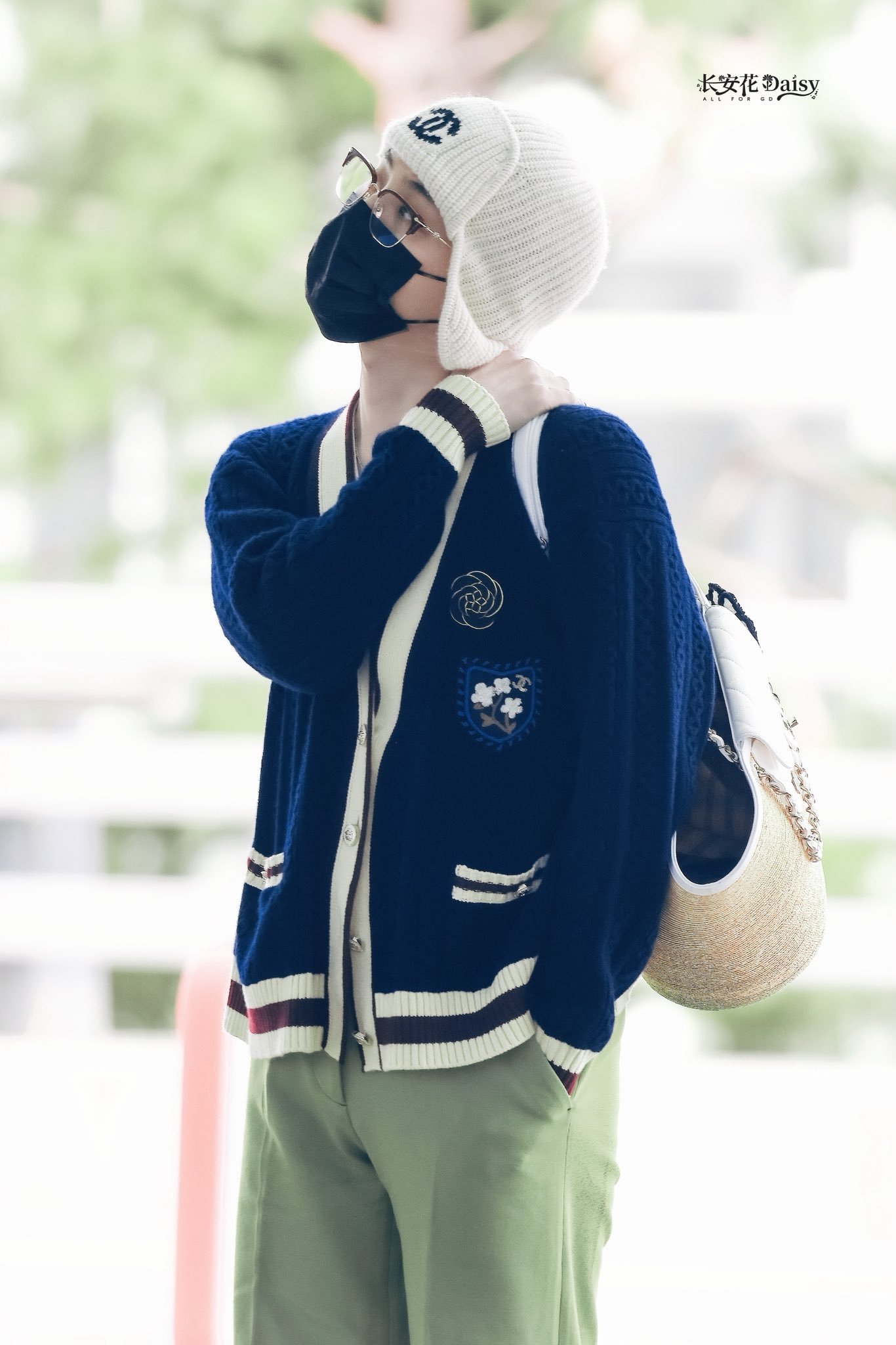 GD 權志龍機場穿搭酷似《Keroro 軍曹》的二等兵 Tamama!軟萌模樣引熱議!