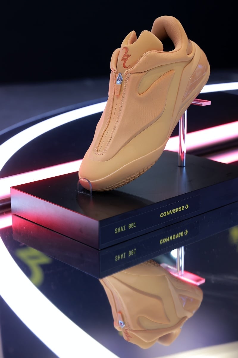 SGA 簽名球鞋 NBA Store 台北搶先預覽！巨大化 Converse SHAI 001 太吸睛！