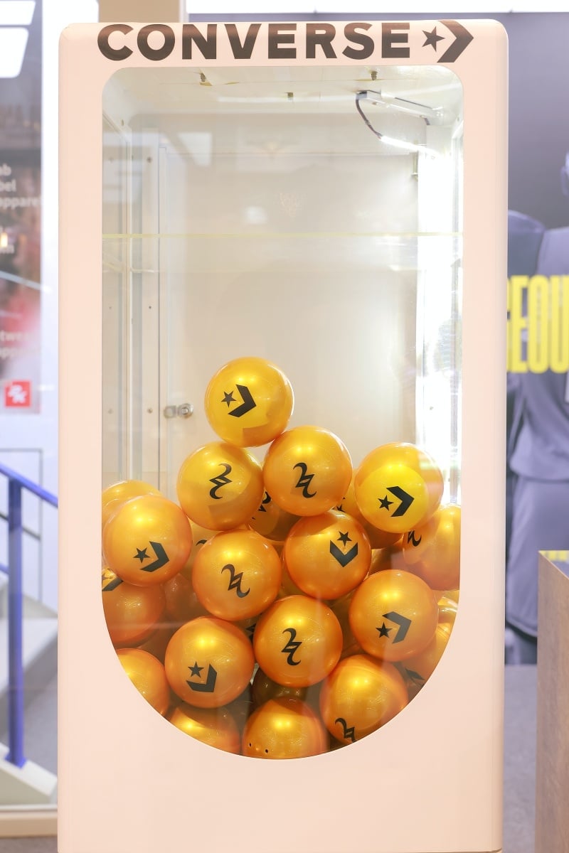 SGA 簽名球鞋 NBA Store 台北搶先預覽！巨大化 Converse SHAI 001 太吸睛！