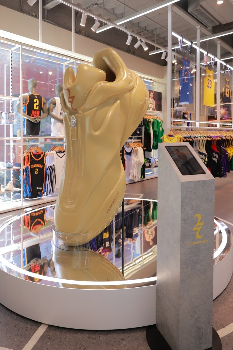 SGA 簽名球鞋 NBA Store 台北搶先預覽！巨大化 Converse SHAI 001 太吸睛！