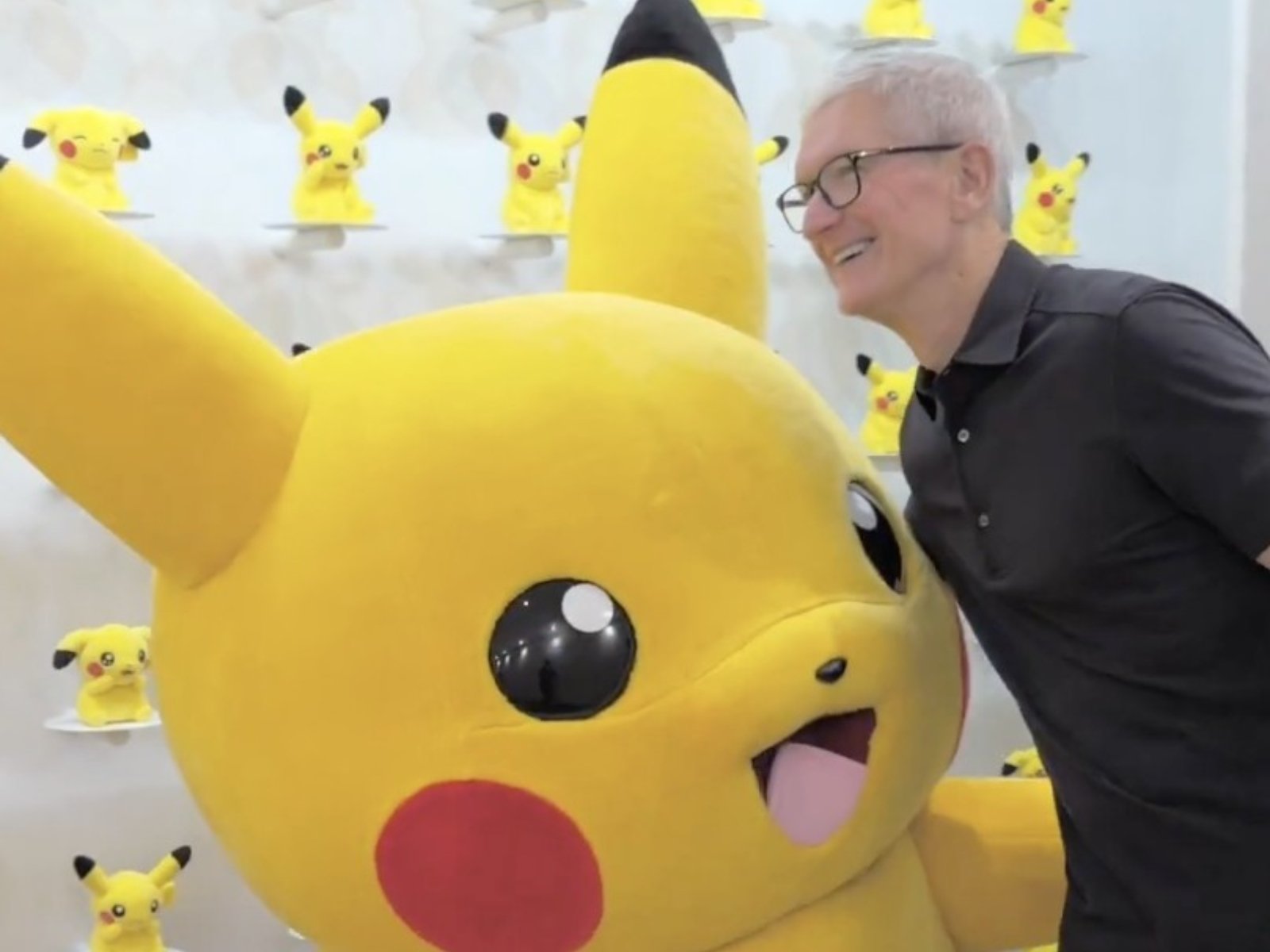 蘋果執行長提姆庫克 Tim Cook 日本行與皮卡丘相見歡！X 連發遊記引熱議！