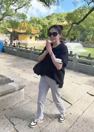 邱淑貞現況曝光！57 歲現身普陀山，凍齡年輕美貌引網驚：「還是女神！」