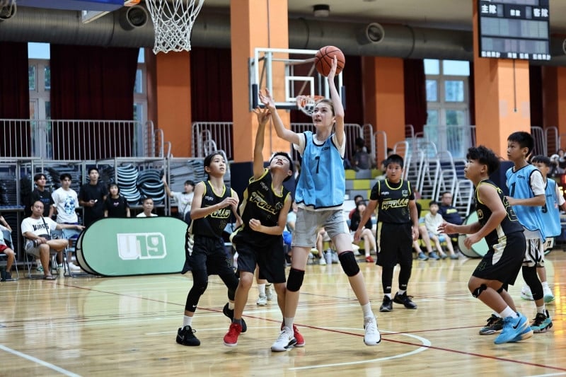 U19 籃球聯盟/混血女將石書易 11 歲身高 181 公分!台灣籃壇未來新生代焦點!