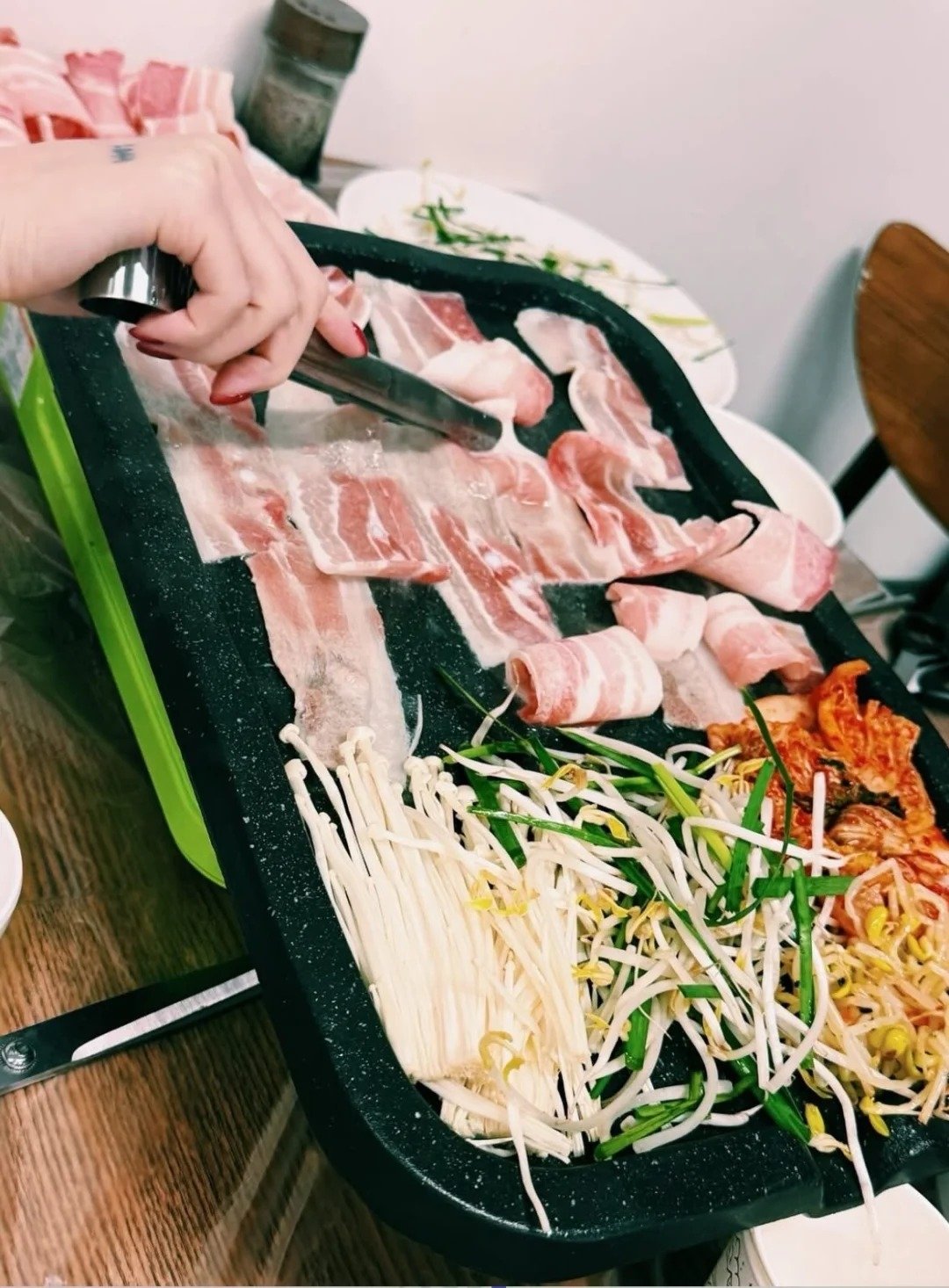 i-dle 舒華私下與前成員徐穗珍烤肉聚會，「手部刺青」露餡引韓網熱議！