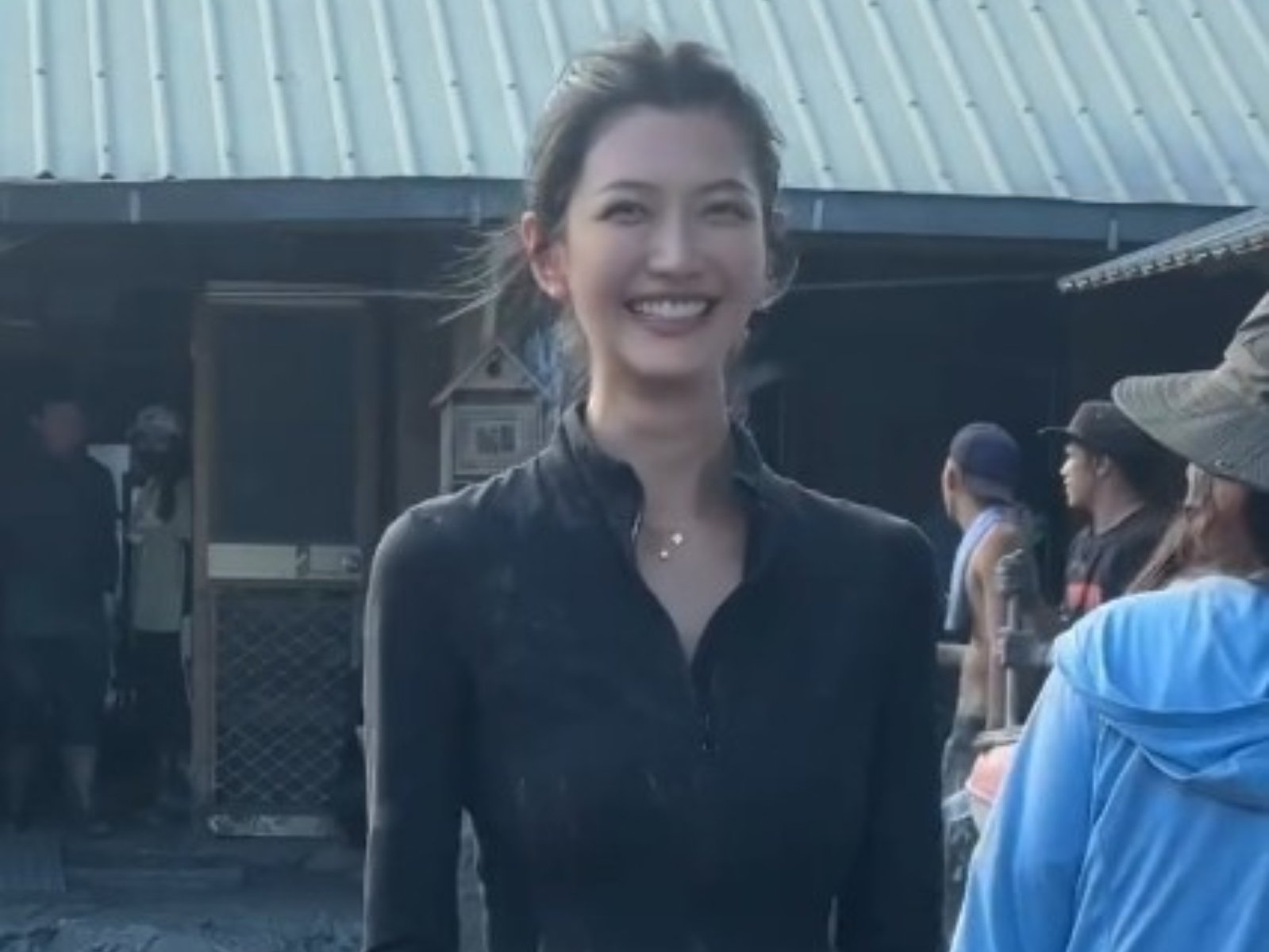 吳宜樺花蓮災區化身「鏟子超人」！國際名模人美心也美獲大眾狂讚！【野生抓正妹】