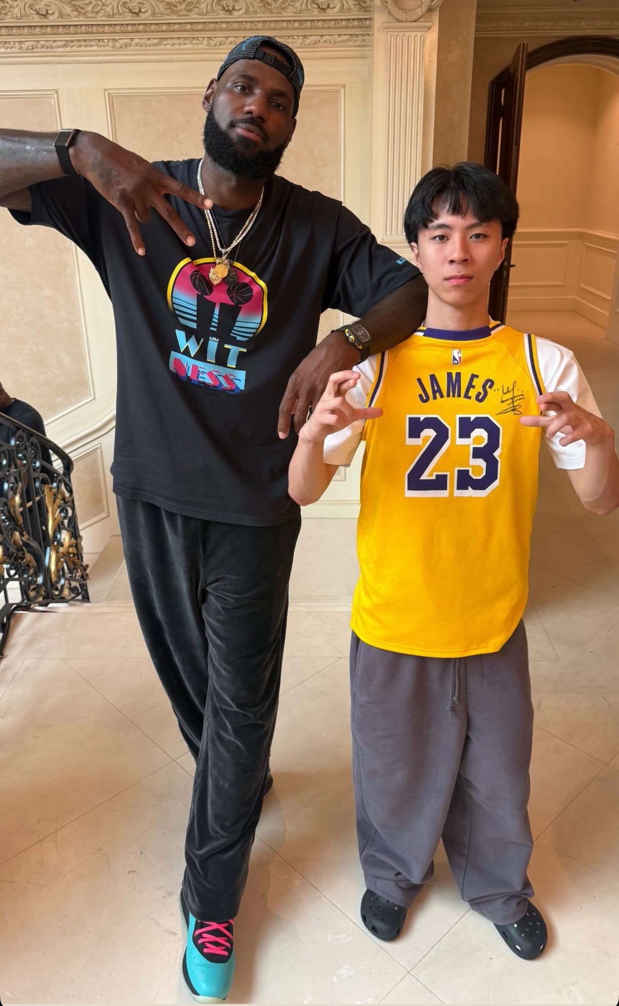 最強高中生 Ray 與詹皇 LeBron James 合體了！合照＋要簽名再度引網狂讚「Ray 生我夢！」