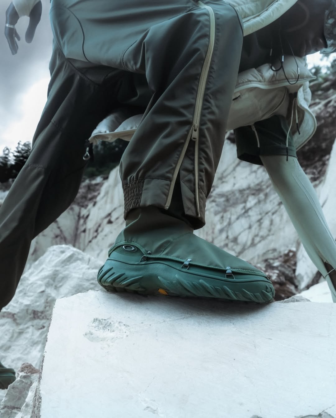 OAKLEY 服裝領域完全展開！2025 秋冬系列將戶外、科技、實驗性完美融合！