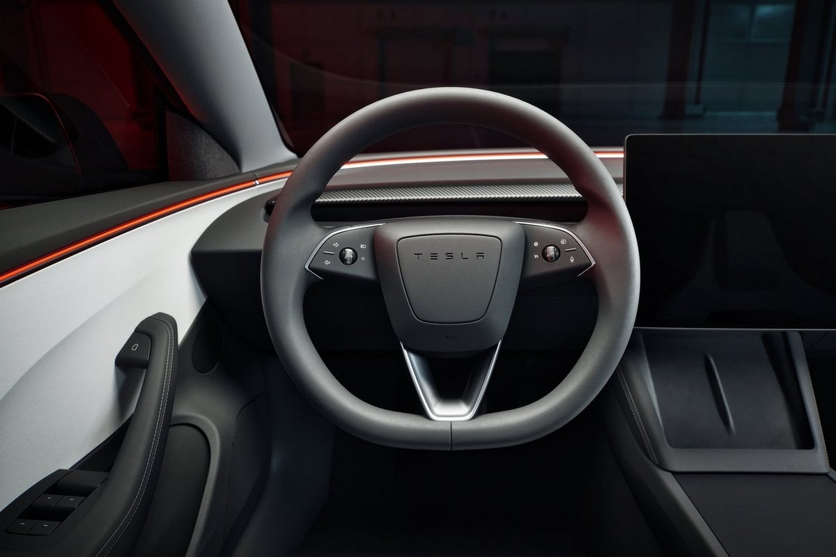 特斯拉 Model 3 方向燈撥桿正式回歸！官方認了：「刪太多！」