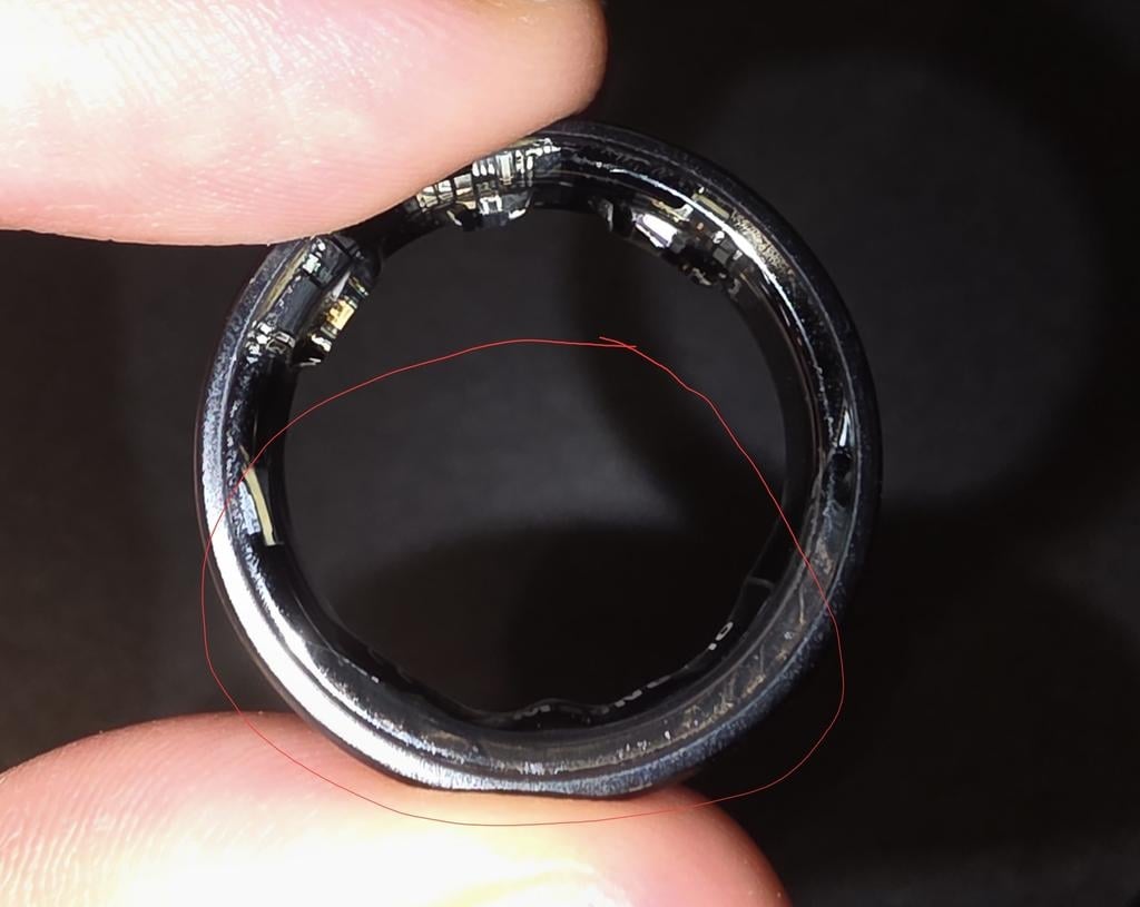 三星 Galaxy Ring 智慧戒指電池膨脹卡手指！網紅遭航空公司拒絕登機！