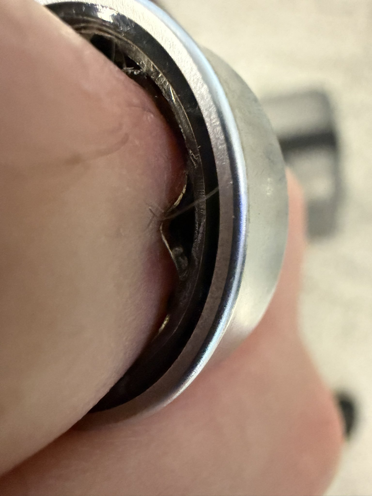 三星 Galaxy Ring 智慧戒指電池膨脹卡手指！網紅遭航空公司拒絕登機！