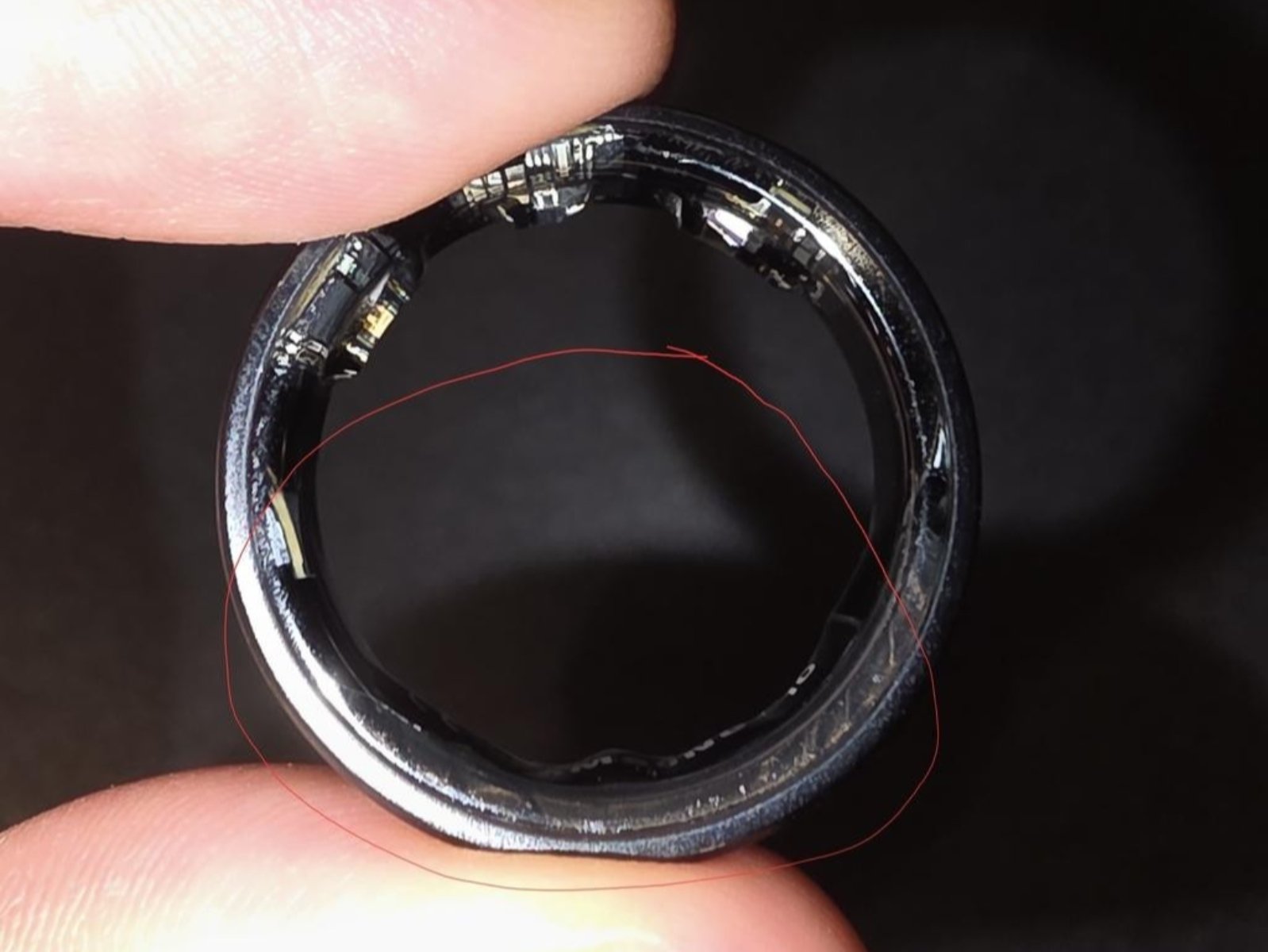 三星 Galaxy Ring 智慧戒指電池膨脹卡手指！網紅遭航空公司拒絕登機！