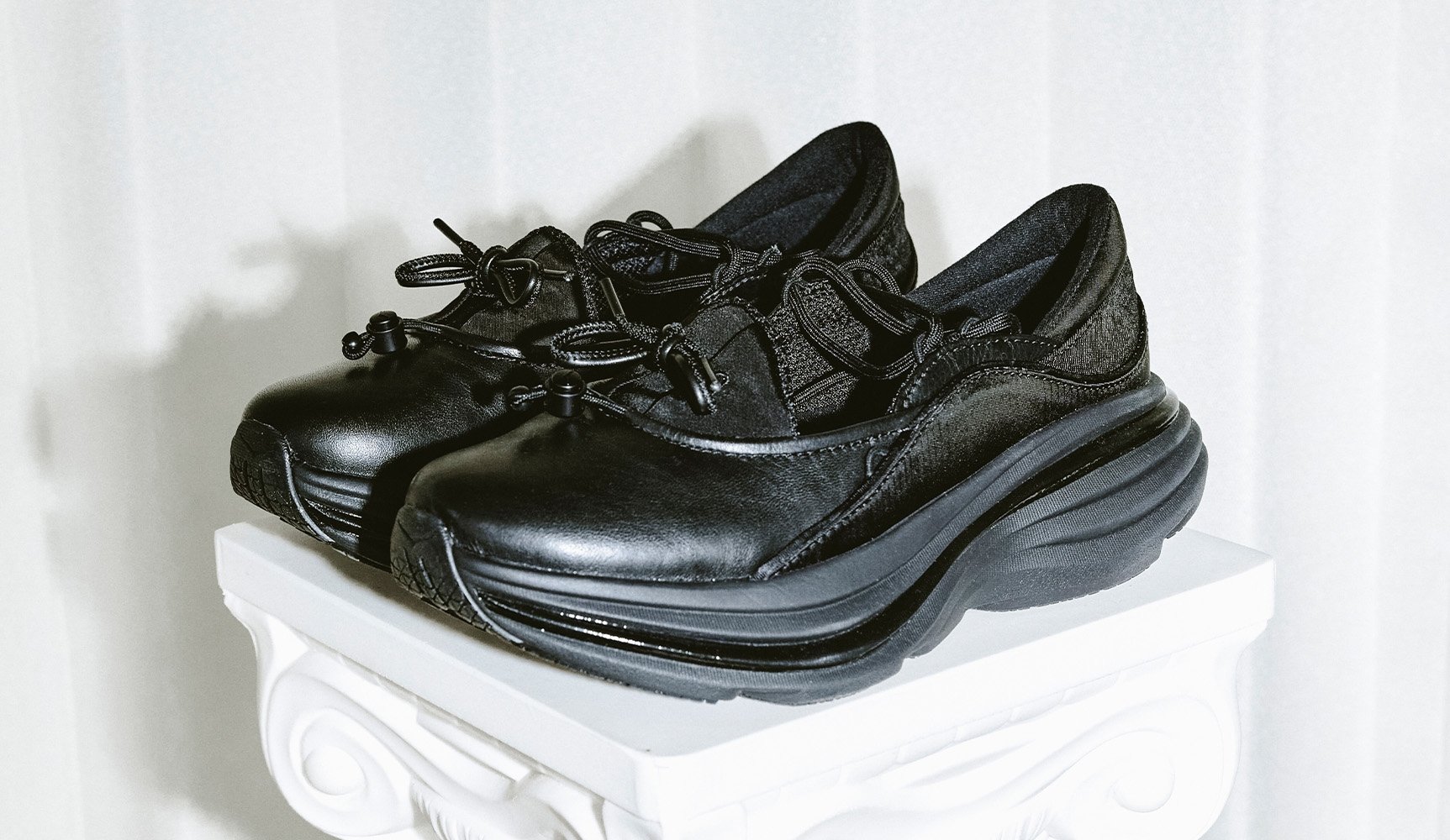 2025 年高顏值「瑪莉珍運動鞋」10 雙盤點！HOKA、NB、adidas⋯機能與時尚兼具的最火單品！