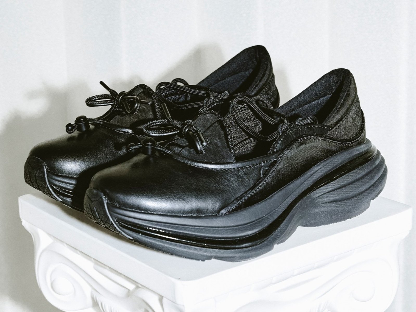 2025 年高顏值「瑪莉珍運動鞋」10 雙盤點！HOKA、NB、adidas⋯機能與時尚兼具的最火單品！