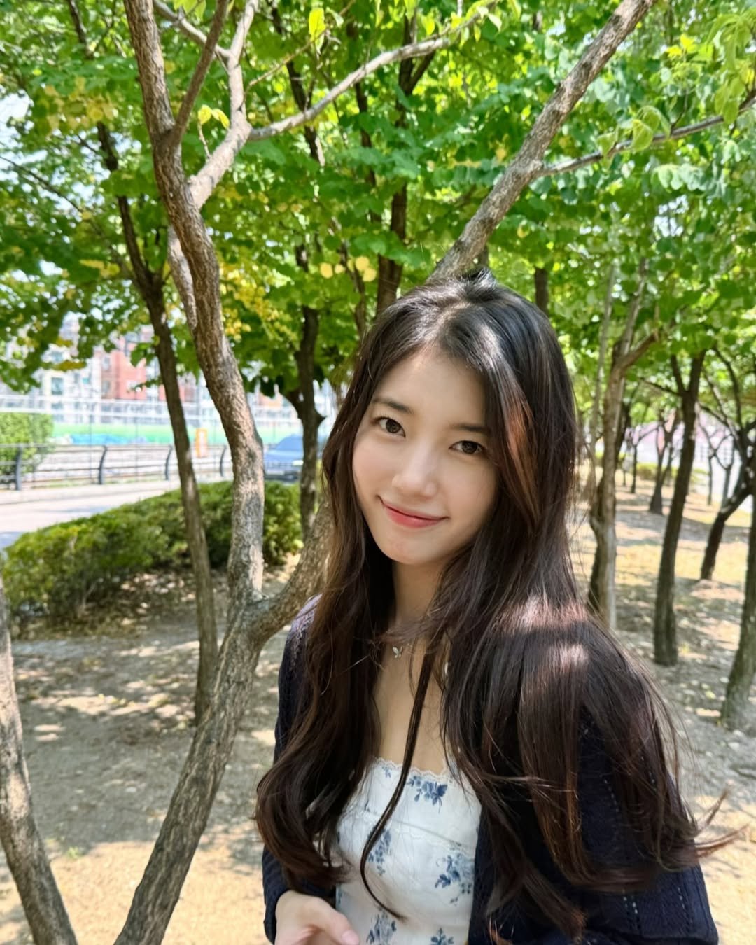《許願吧，精靈》秀智身高 168 曬親外婆合照！絕美外型引網讚：「美貌遺傳太強！」