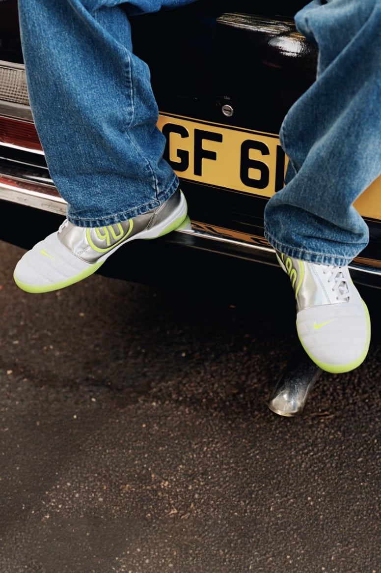 Palace x Nike 首波聯名「P90」系列正式登場！Total 90 經典回歸，足球魂全面燃燒！