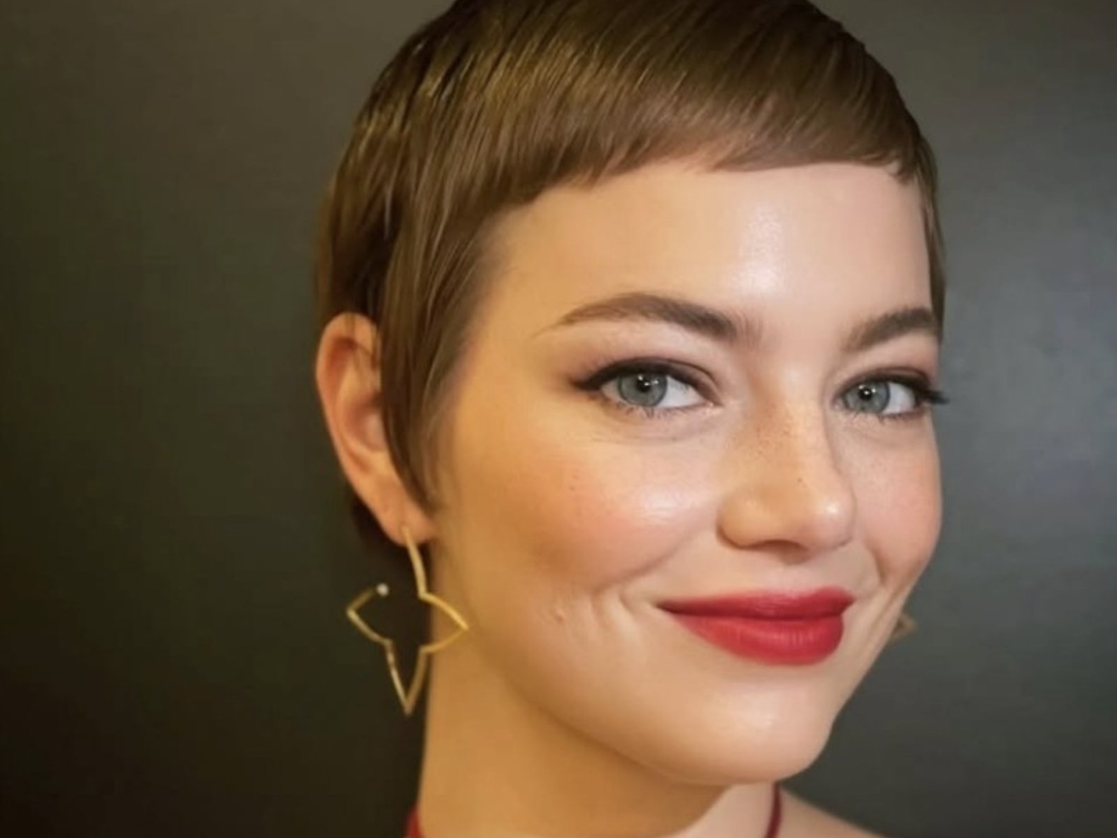 艾瑪史東 Emma Stone 遭疑整型！網友諷刺：「看起來像 AI ！」