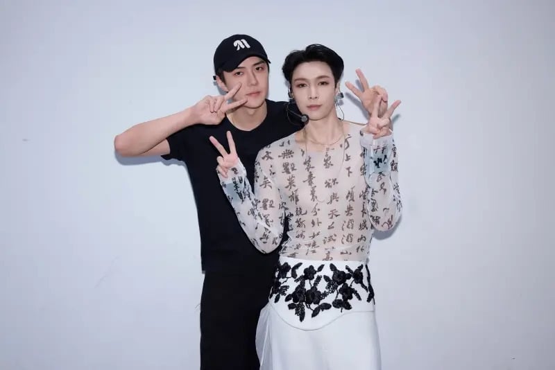 EXO 世勳退伍合體張藝興!官方帳號齊發粉絲嗨喊:「求合體!」