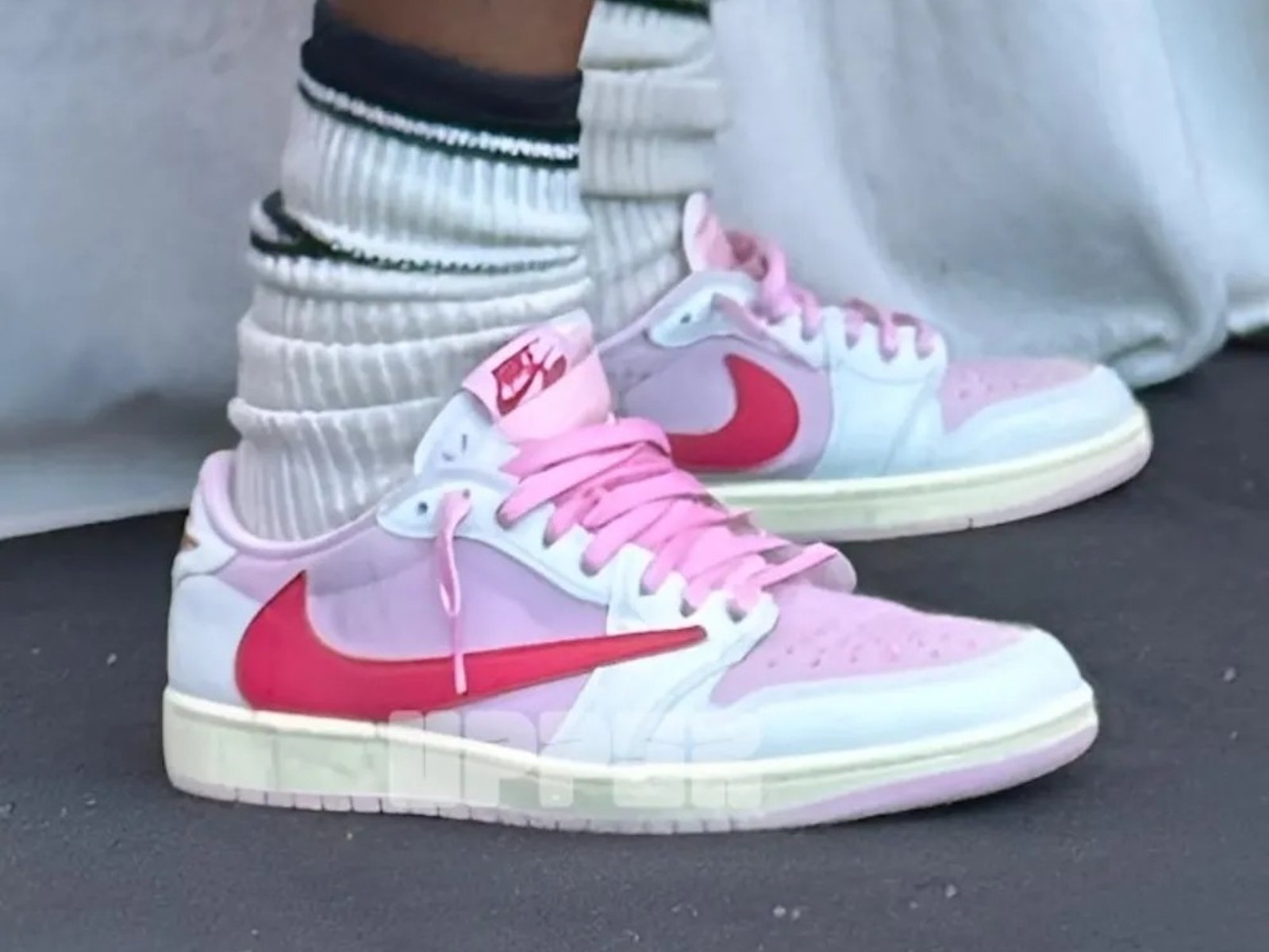 Travis Scott x Air Jordan 1「Shy Pink」發售情報釋出！史上「最美倒鉤」粉紅色調注入太吸睛！
