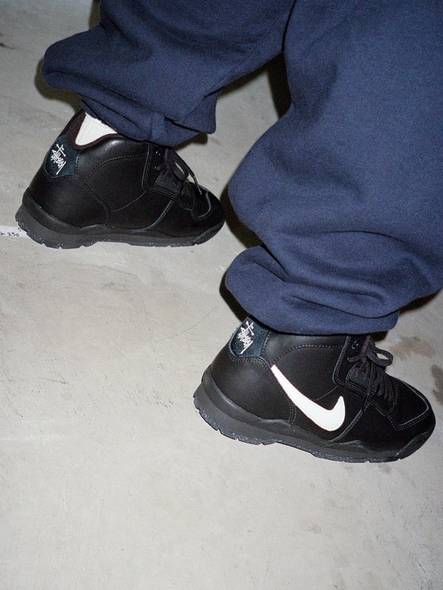 Stüssy x Nike 攜手回歸登山越野基因，推出 Baltoro 系列鞋款，並同步帶來聯名服飾！