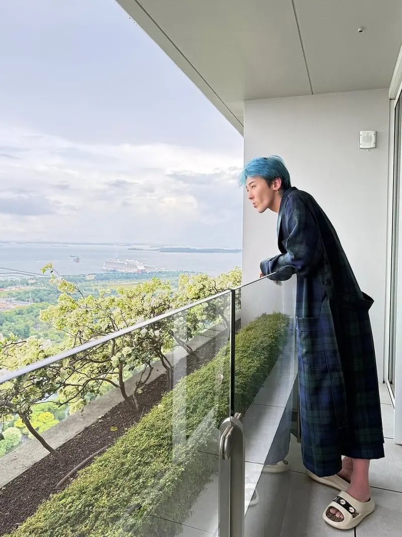 GD 床照被IG 小帳曝光!躺床喝牛奶模樣引粉嗨喊:「好迷人!」