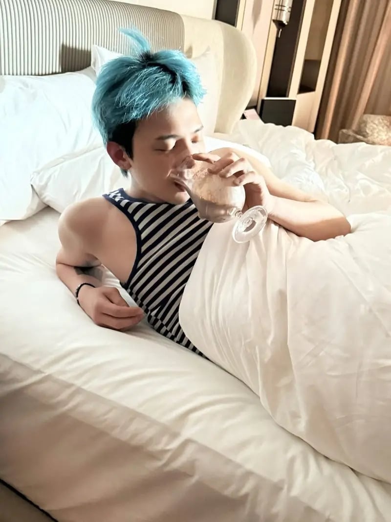 GD 床照被IG 小帳曝光!躺床喝牛奶模樣引粉嗨喊:「好迷人!」