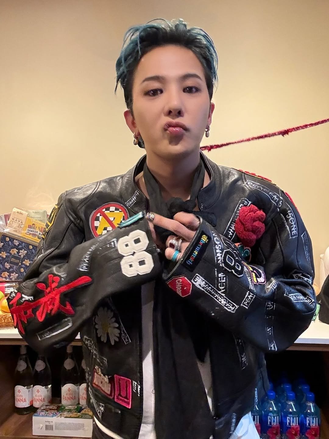 GD 床照被IG 小帳曝光!躺床喝牛奶模樣引粉嗨喊:「好迷人!」