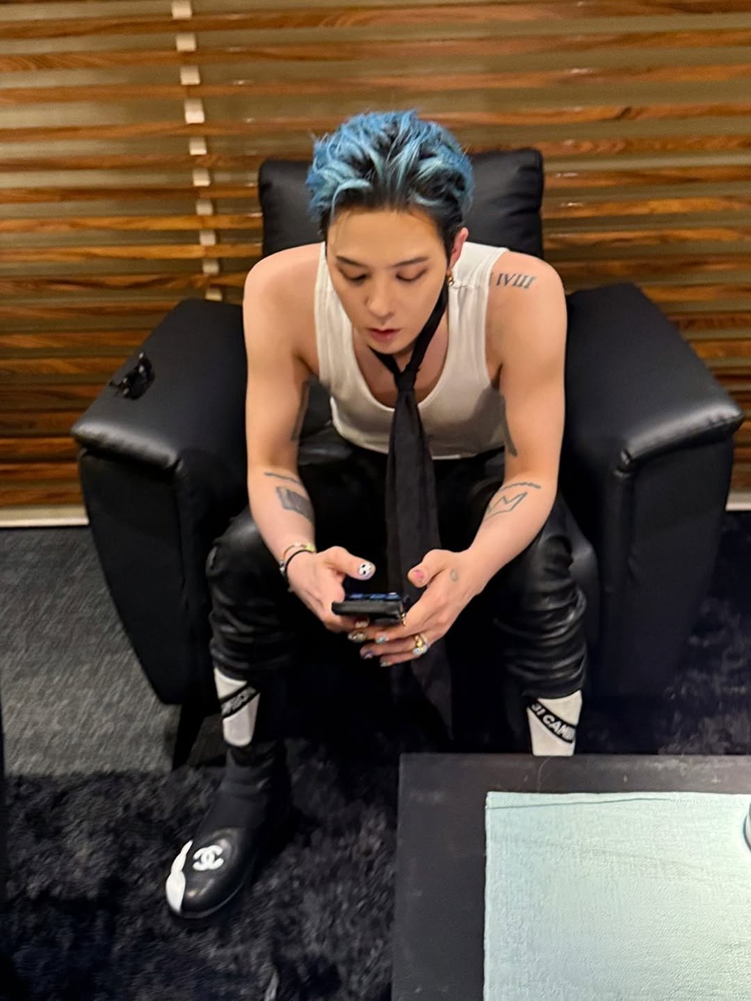 GD 床照被IG 小帳曝光!躺床喝牛奶模樣引粉嗨喊:「好迷人!」