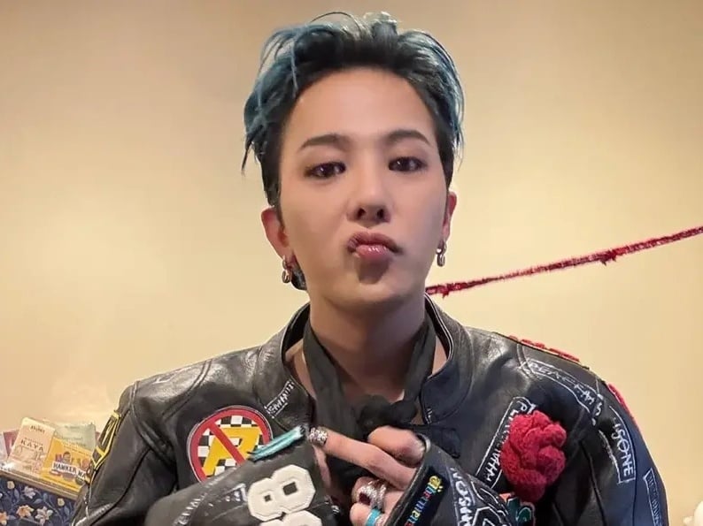 GD 床照被IG 小帳曝光！躺床喝牛奶模樣引粉嗨喊：「好迷人！」