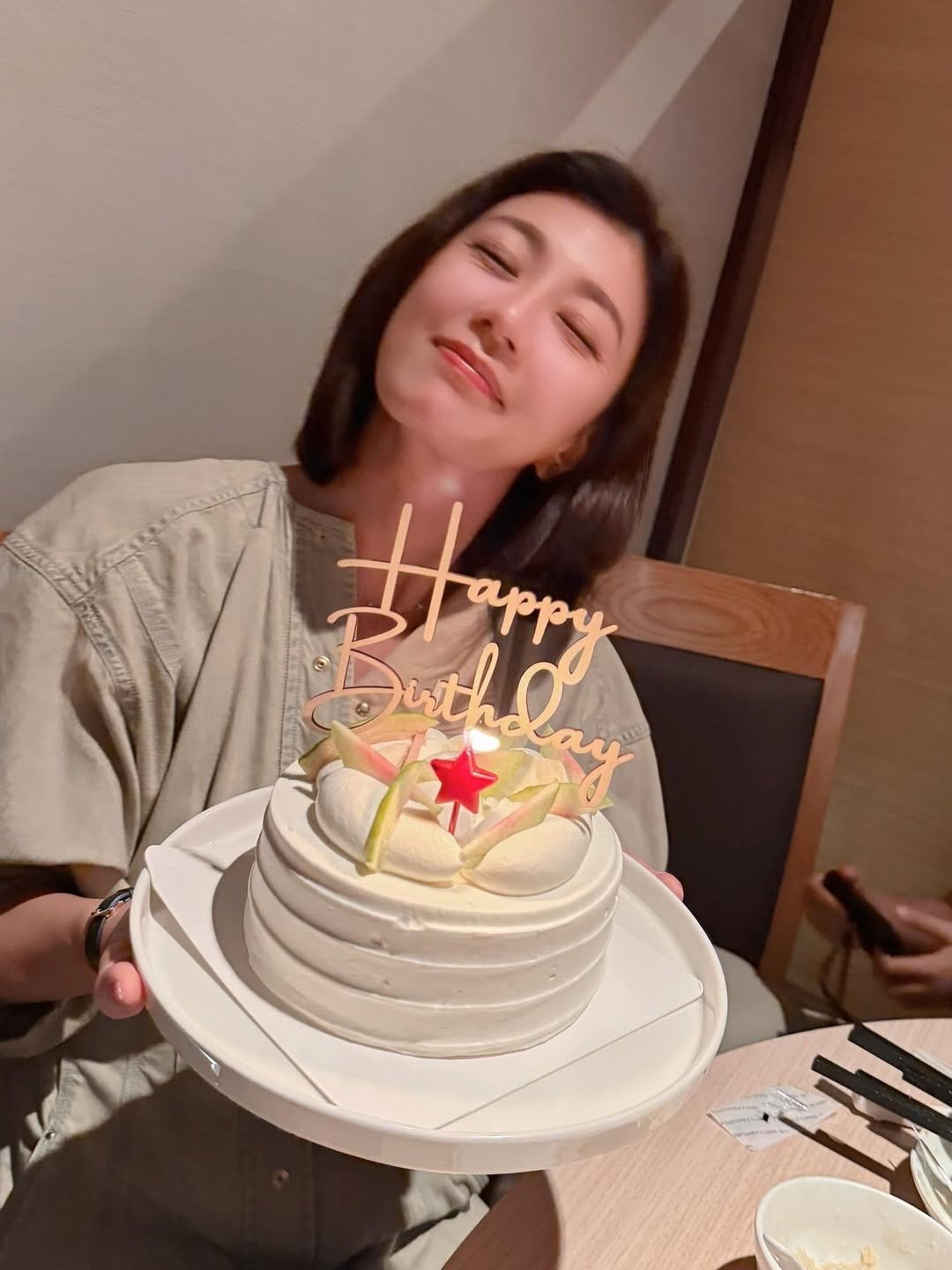 賈靜雯 IG 曬 51 歲生日美照!甜笑捧蛋糕引網讚:「凍齡女神!」