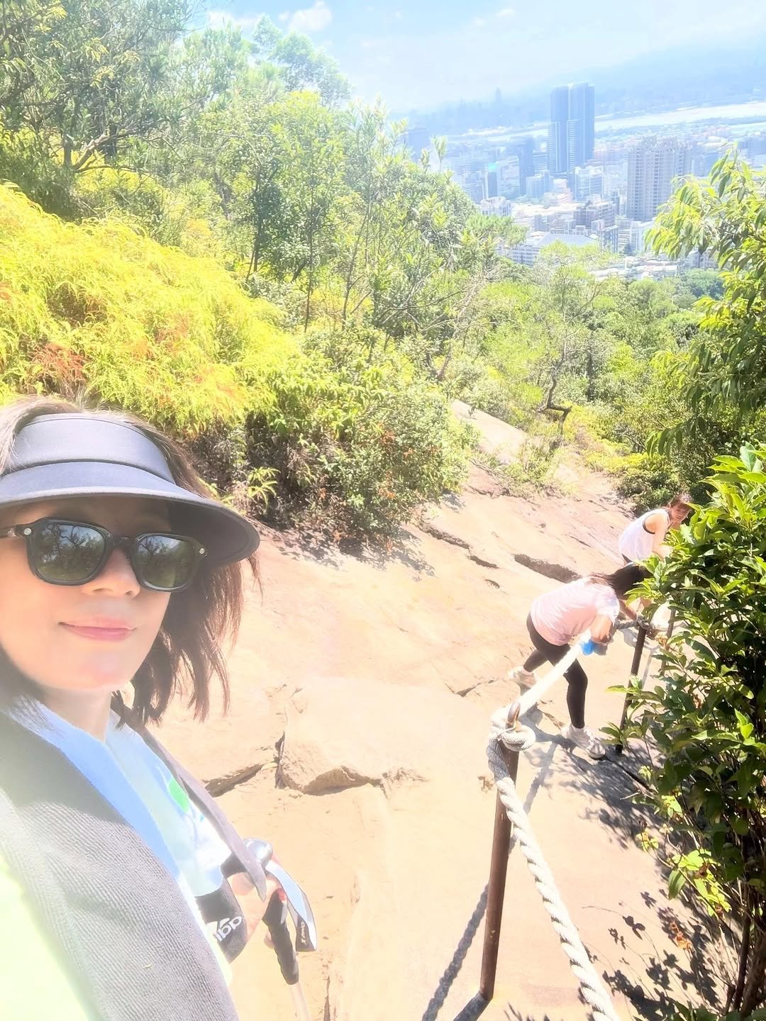 賈靜雯 IG 曬 51 歲生日美照!甜笑捧蛋糕引網讚:「凍齡女神!」