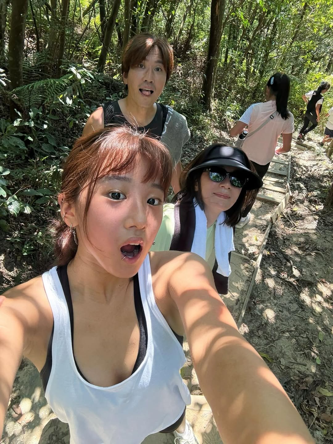 賈靜雯 IG 曬 51 歲生日美照!甜笑捧蛋糕引網讚:「凍齡女神!」