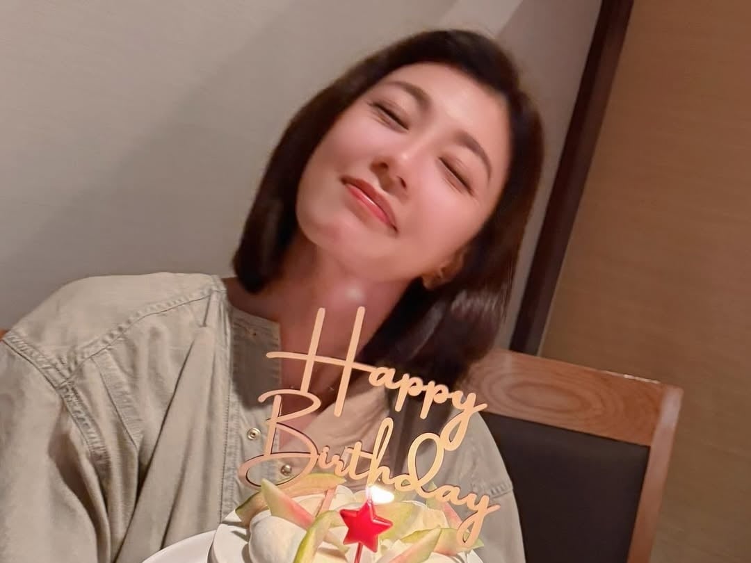 賈靜雯 IG 曬 51 歲生日美照！甜笑捧蛋糕引網讚：「凍齡女神！」