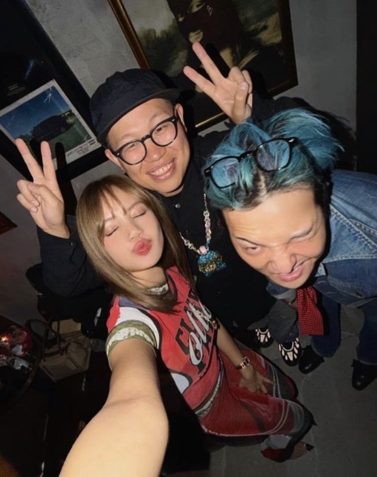 BLACKPINK Lisa 同框 GD!合照曝光引網嗨:「畫面太時尚!」