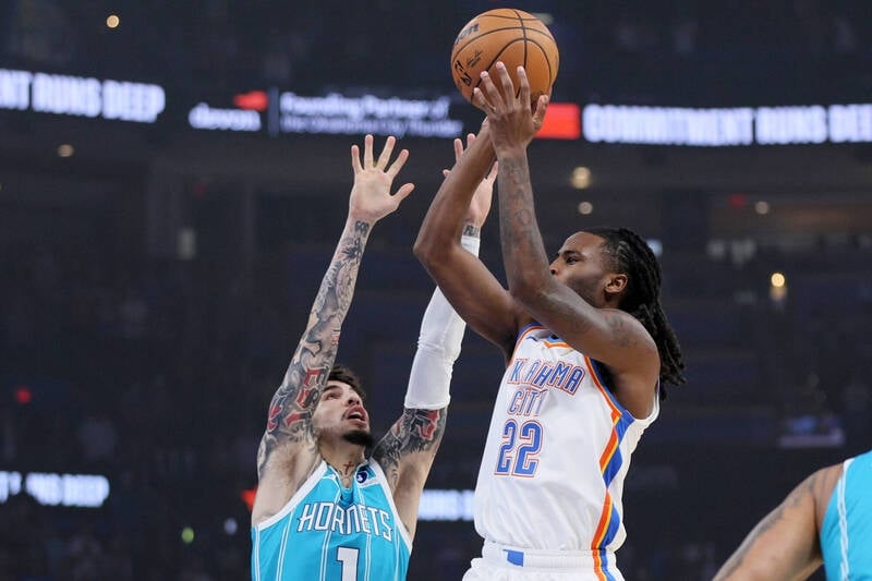 NBA/雷霆小將 Cason Wallace 上演「高難度極扯進球」!籃板後方高拋入網驚艷全場!