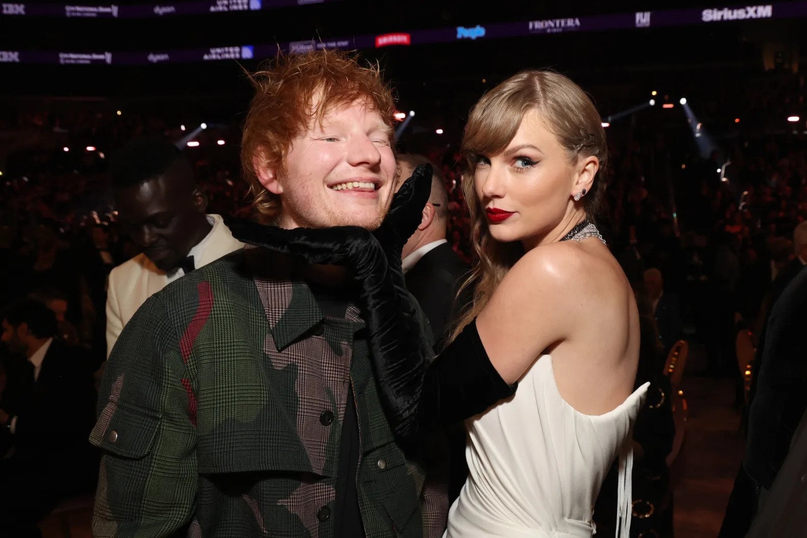 泰勒絲 Taylor Swift、Travis Kelce 訂婚！沒告知紅髮艾德背後原因曝光！