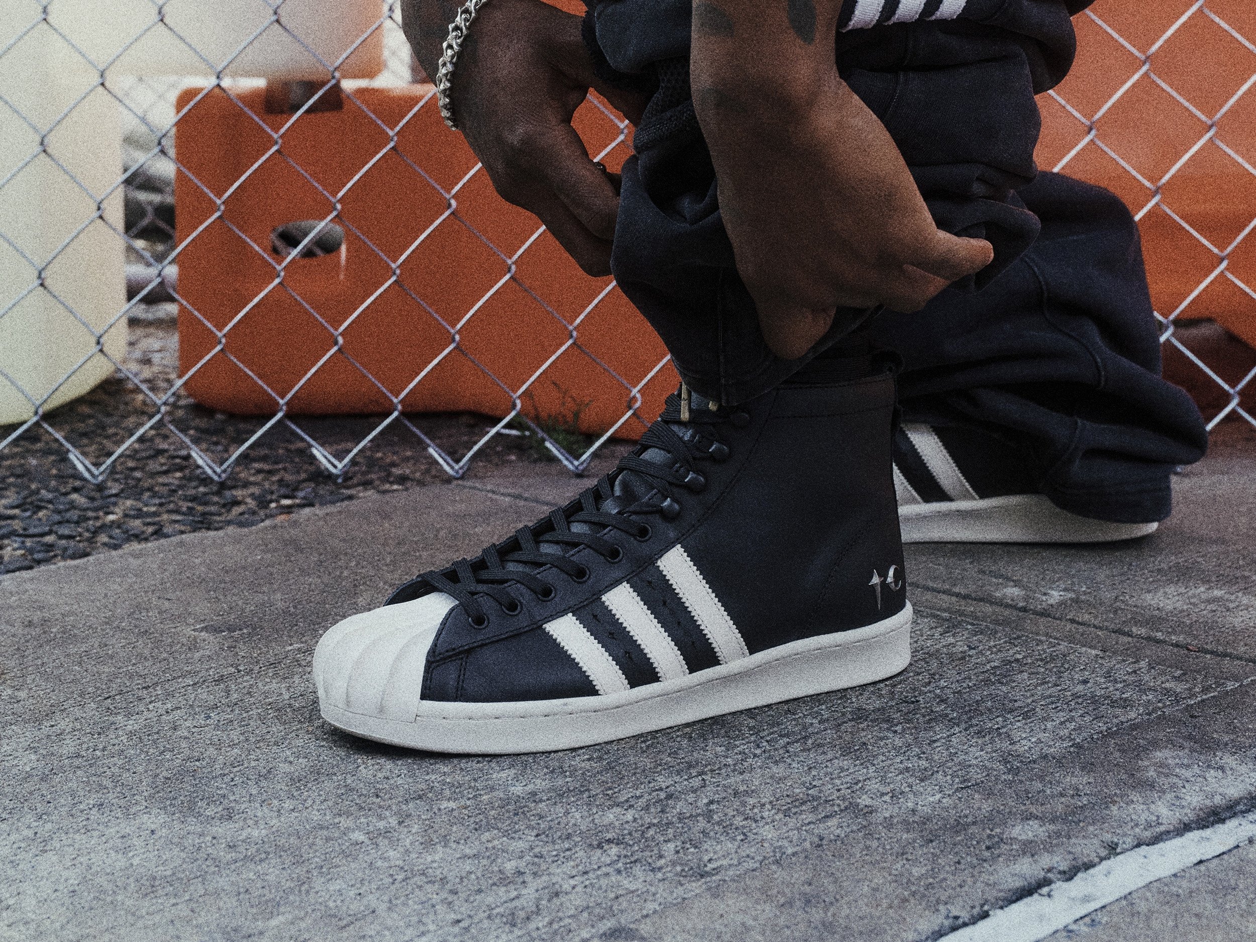 adidas Originals x Thug Club 即將迎來首個全球發售聯名系列！中世紀擊劍與現代街頭文化的完美融合