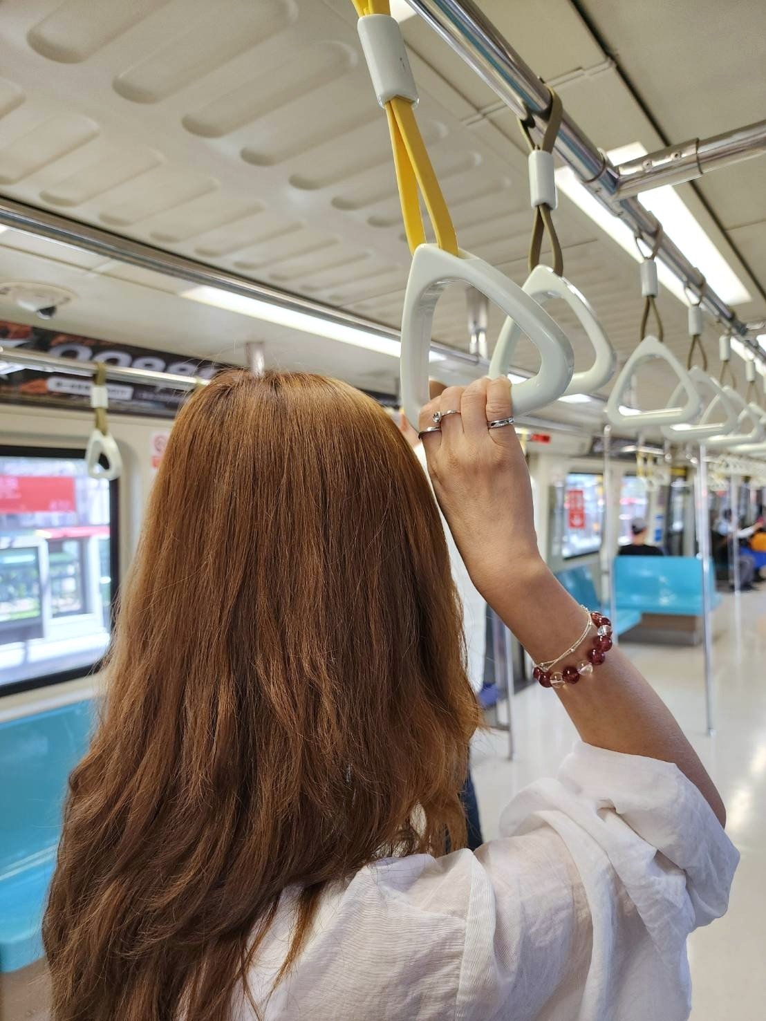 台北捷運拉環高度調整降低 6 公分！通勤族大讚：「貼心！」