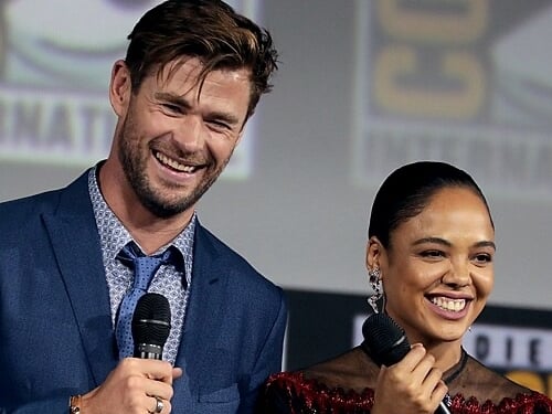 泰莎湯普森 Tessa Thompson 爆料《雷神索爾》拍片趣事！笑虧克里斯漢斯沃是「長肌肉的大寶寶」