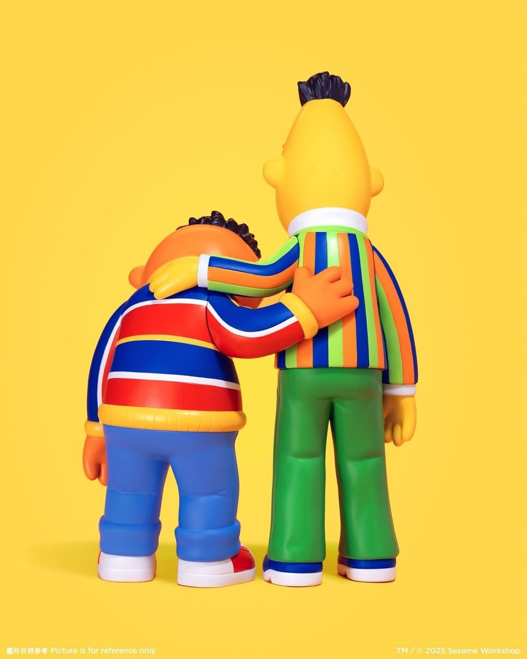 KAWS x AllRightsReserved 再度合作,推出《芝麻街》最新搪膠公仔系列!但怎麼只有大鳥沒在笑?