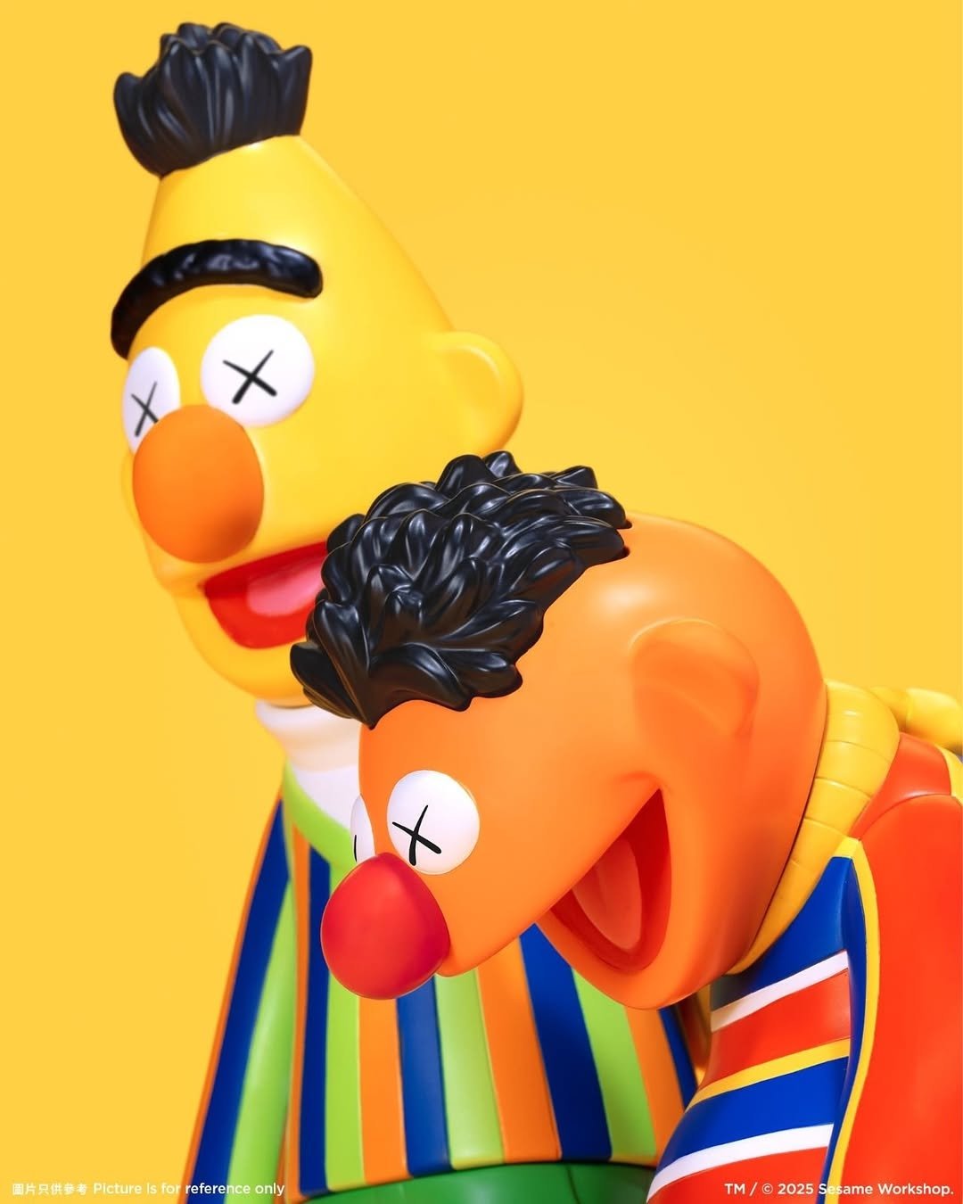 KAWS x AllRightsReserved 再度合作,推出《芝麻街》最新搪膠公仔系列!但怎麼只有大鳥沒在笑?