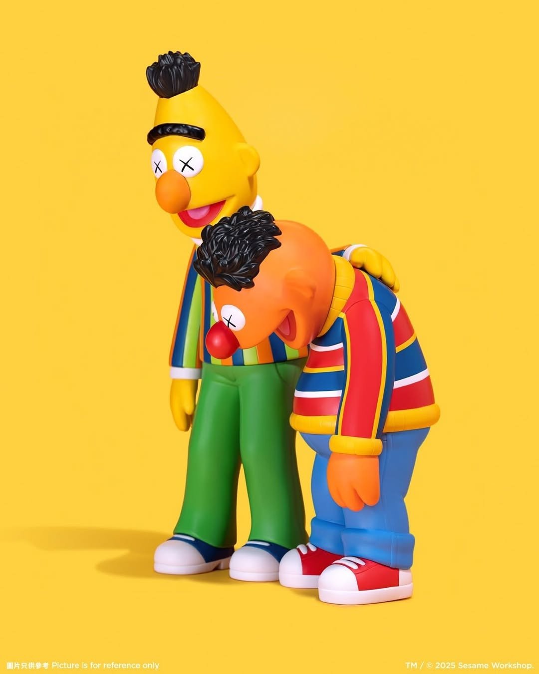KAWS x AllRightsReserved 再度合作,推出《芝麻街》最新搪膠公仔系列!但怎麼只有大鳥沒在笑?