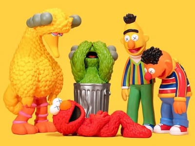 KAWS x AllRightsReserved 再度合作，推出《芝麻街》最新搪膠公仔系列！但怎麼只有大鳥沒在笑？