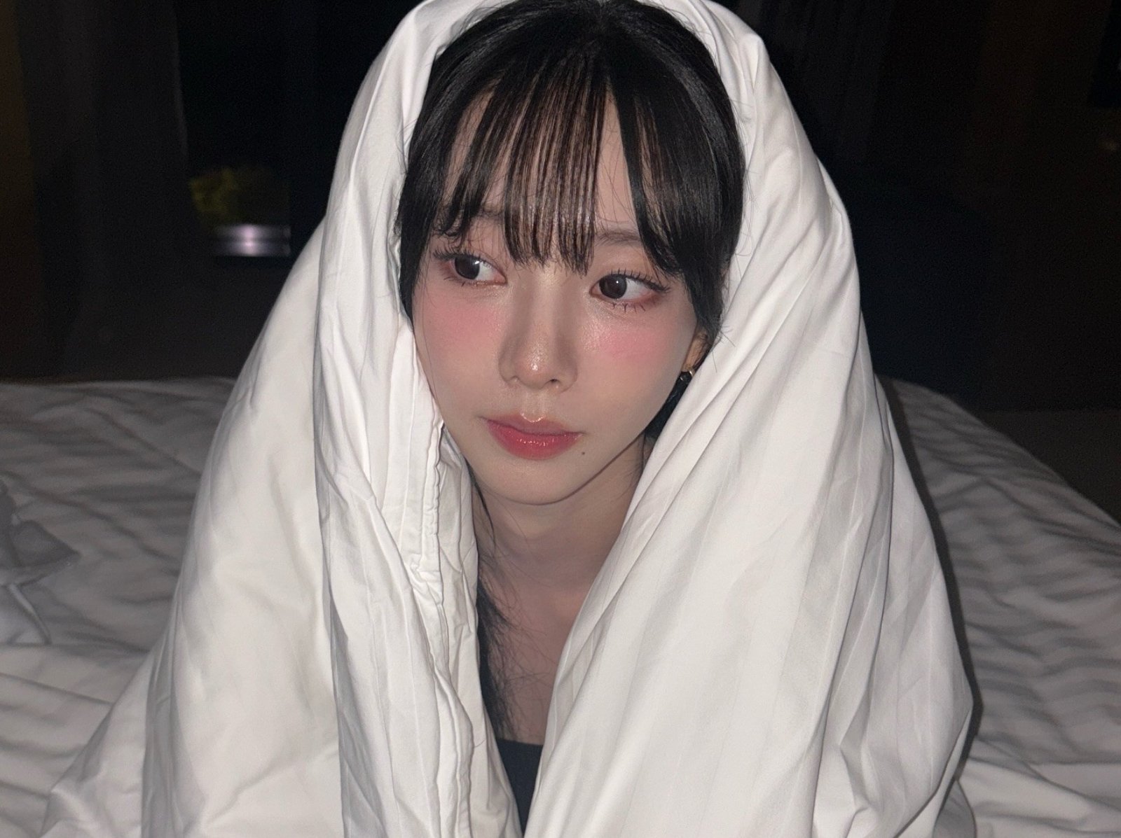 aespa Karina 直播分享與父母同床牽手入睡！意外掀網友兩極評論！