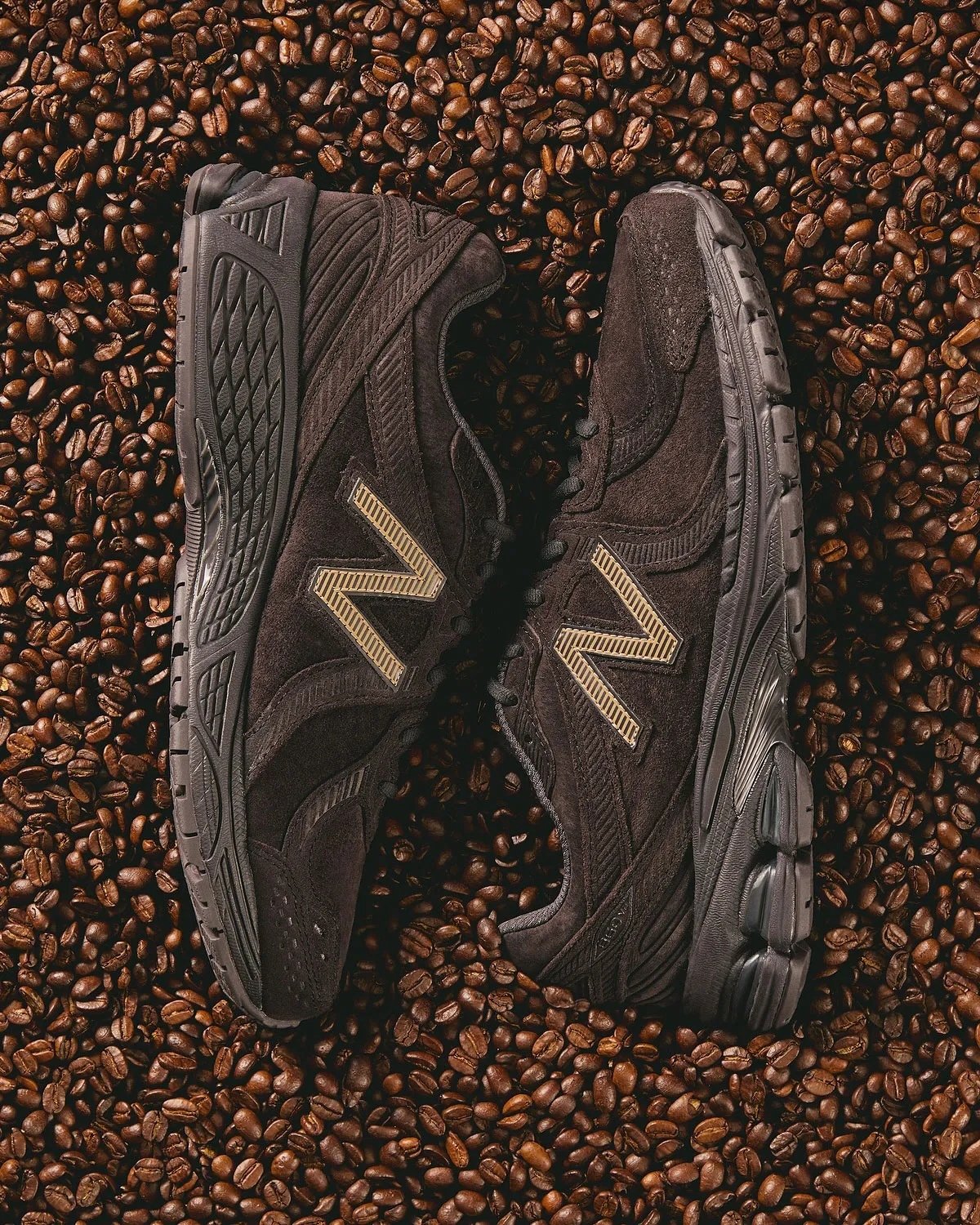 Kith x New Balance 860v2「Espresso」正式發表！深棕色調注入根本咖啡控必收！