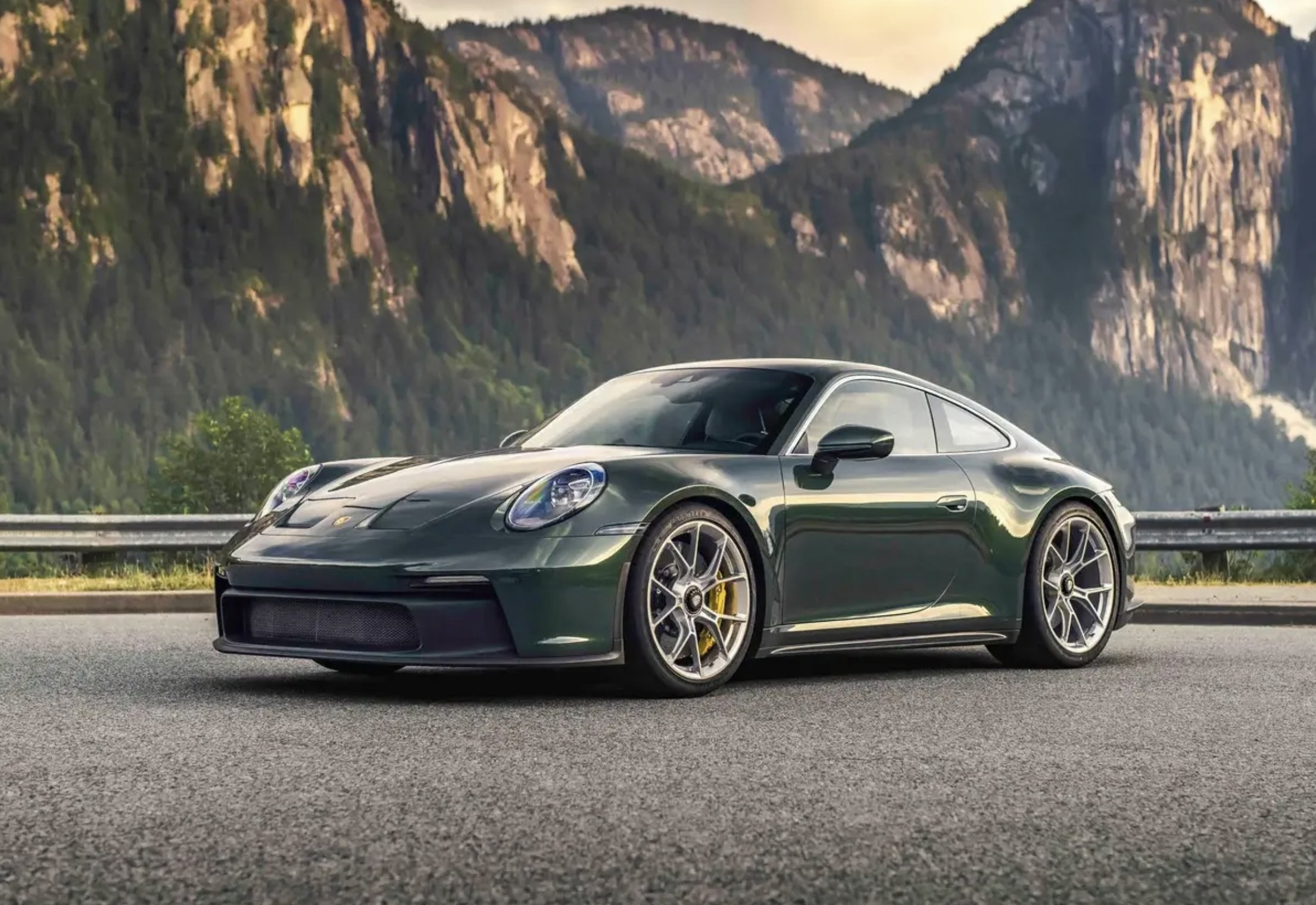 92 歲也要開 911 GT3?這對英國夫妻用一台 Porsche 慶祝結婚 70 週年!