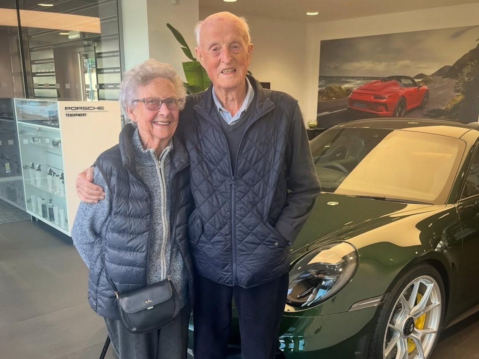 92 歲也要開 911 GT3？這對英國夫妻用一台 Porsche 慶祝結婚 70 週年！