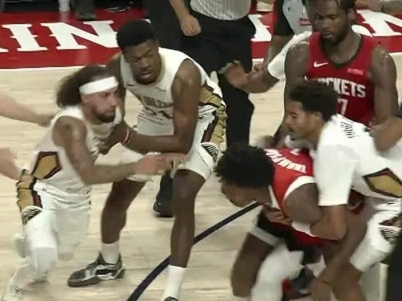NBA／火箭、鵜鶘熱身賽大場面出現！Amen Thompson 與 Jose Alvarado 激烈衝突曝光！
