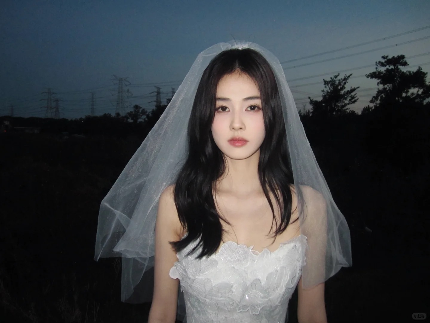 白鹿牙齒貼片碎掉超尷尬！台上求粉絲幫 P 圖：「像卡芝麻粒」