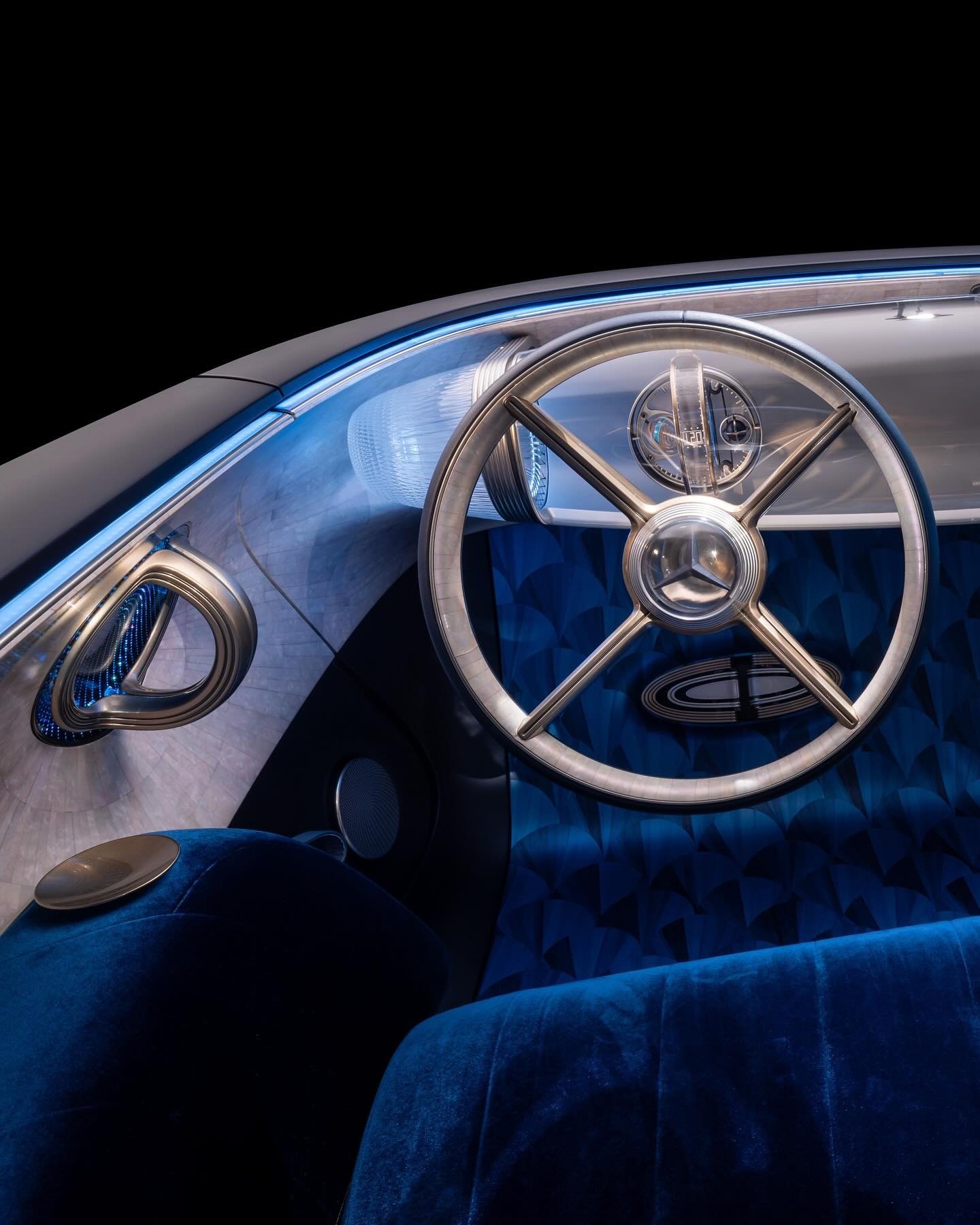 Mercedes-Benz 發表全新概念車 Vision Iconic:向經典致敬的未來車款!這根本是現代版蝙蝠車!